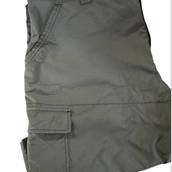 Columbia Men's Omni Shade Gray Cargo Shorts. Size 40 Waist, 11 Length - Picture 4 of 6